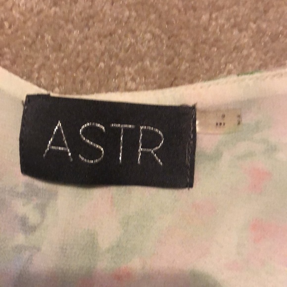 ASTR The Label Cropped V-Neck Blouse in Dainty Floral - Picture 5 of 8